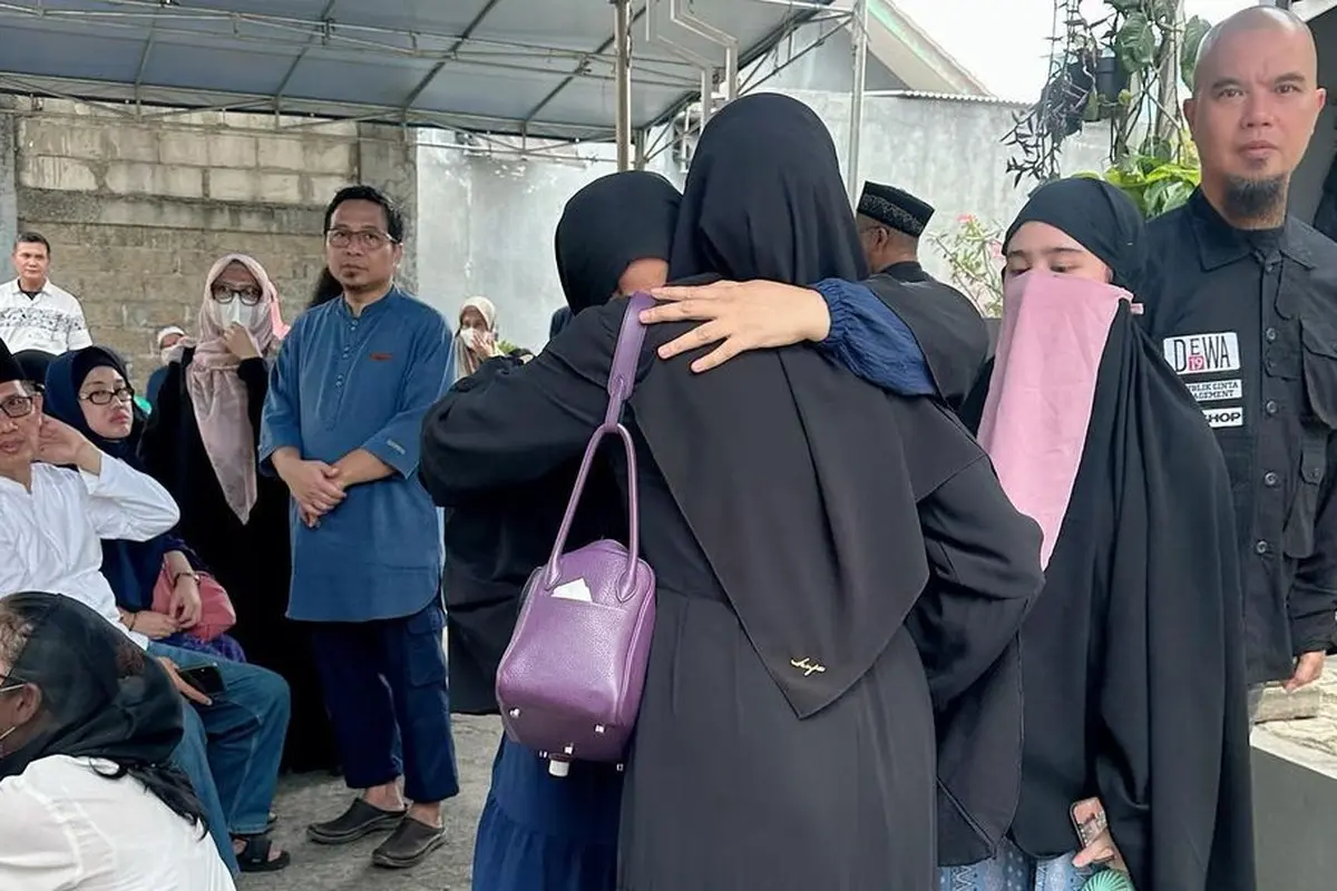 Ahmad Dhani melayat ke rumah duka Tissa Biani (Instagram/mulanjameela1)