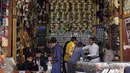 Warga membeli pisau belati tradisional di sebuah pasar menjelang Hari Raya Idul Fitri di Sanaa, Yaman, Jumat (22/5/2020). Idul Fitri menandai berakhirnya bulan suci Ramadan. (Xinhua/Mohammed Mohammed)