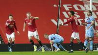 Para pemain Manchester United merayakan gol ke gawang West Ham United pada laga Liga Inggris di Stadion Old Trafford, Minggu (15/3/2021). Setan Merah menang dengan skor 1-0. (AP/Dave Thompson,Pool)