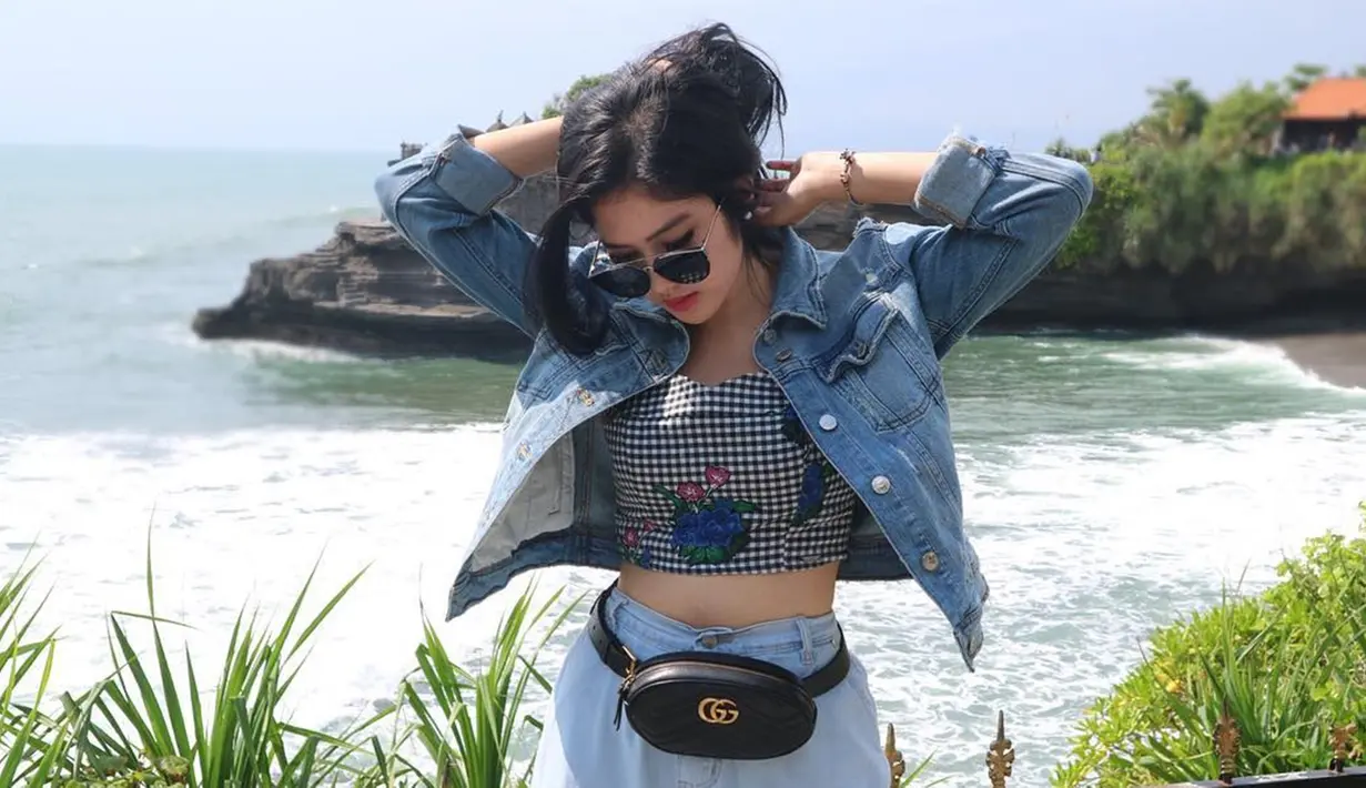 Saat berlibur, bintang sinetron Kisah Cinta Anak Tiri ini memilih untuk tampil simpel. Gaya kasual seakan sudah menjadi andalan Ochi. Kali ini ia tampil keren dengan crop top motif bunga yang dipadukan dengan jaket dan celana jeans.(Liputan6.com/IG/@ochi24)