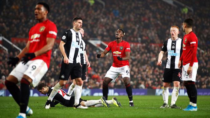 Reaksi pemain Manchester United Paul Pogba setelah kehilangan kesempatan saat bertanding melawan Newcastle United pada pertandingan Liga Inggris di Old Trafford, Manchester, Inggris, Kamis (26/12/2019). Manchester United menang 4-1 atas Newcastle United. (Martin Rickett/PA via AP)