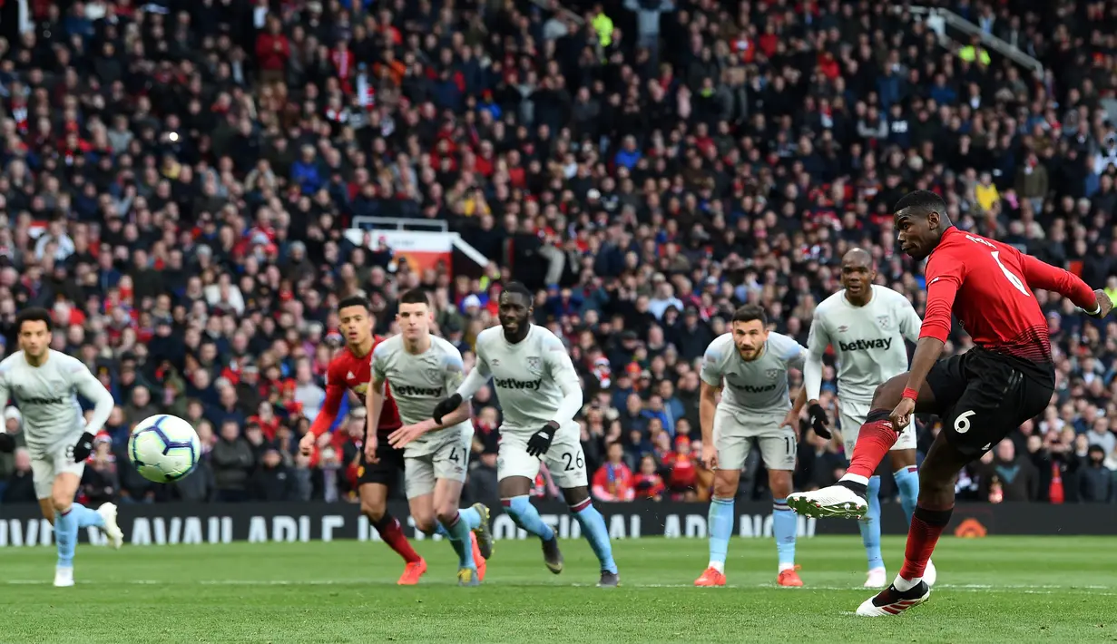 Gelandang Manchester United, Paul Pogba saat mengeksekusi penalti ke gawang West Ham United selama pertandingan lanjutan Liga Inggris di Old Trafford (13/4). Pogba mencetak dua gol lewat titik penalti mengantar MU menang tipis 2-1 atas West Ham. (AFP Photo/Paul Ellis)