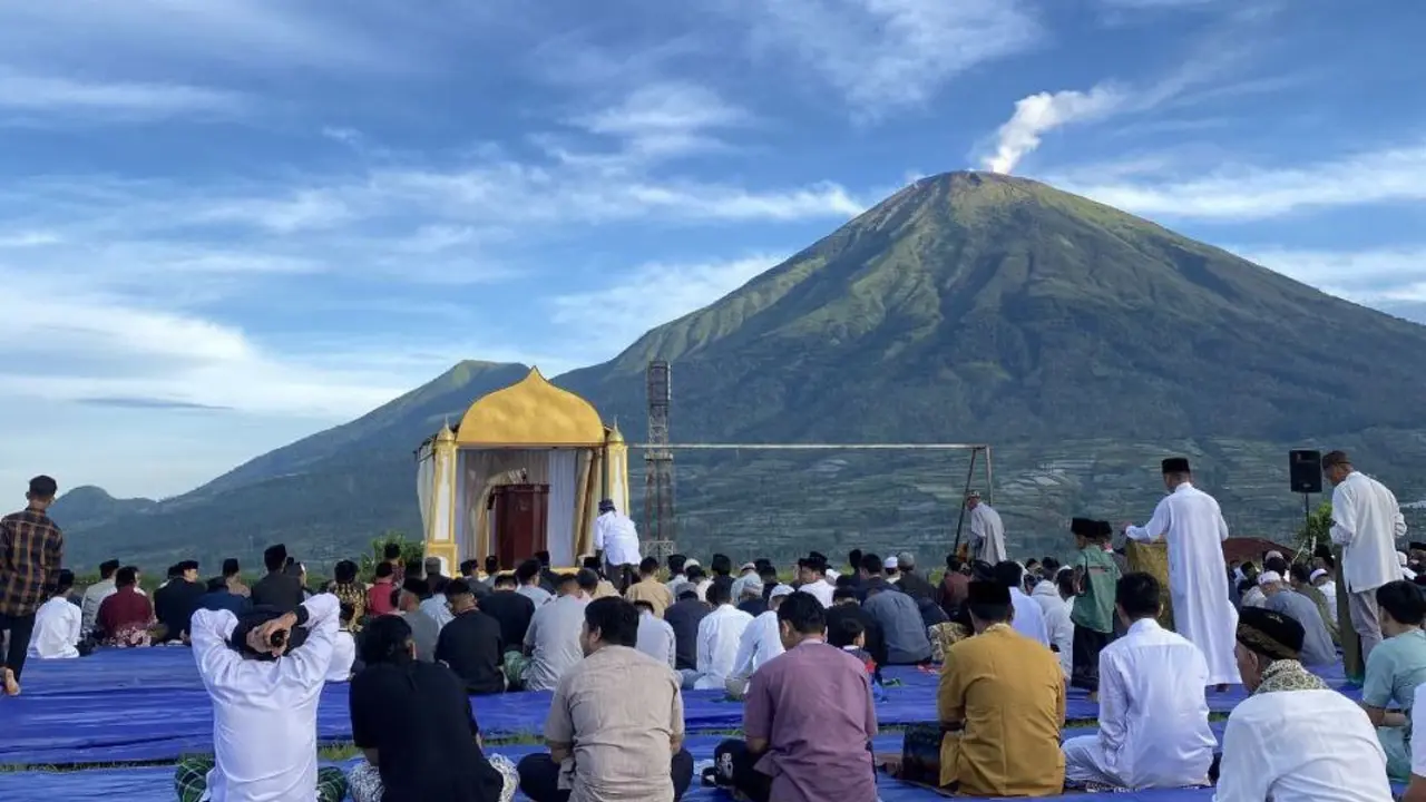 Salat id di Wonosobo dengan pemandangan langsung Gunung Sumbing viral di media sosial