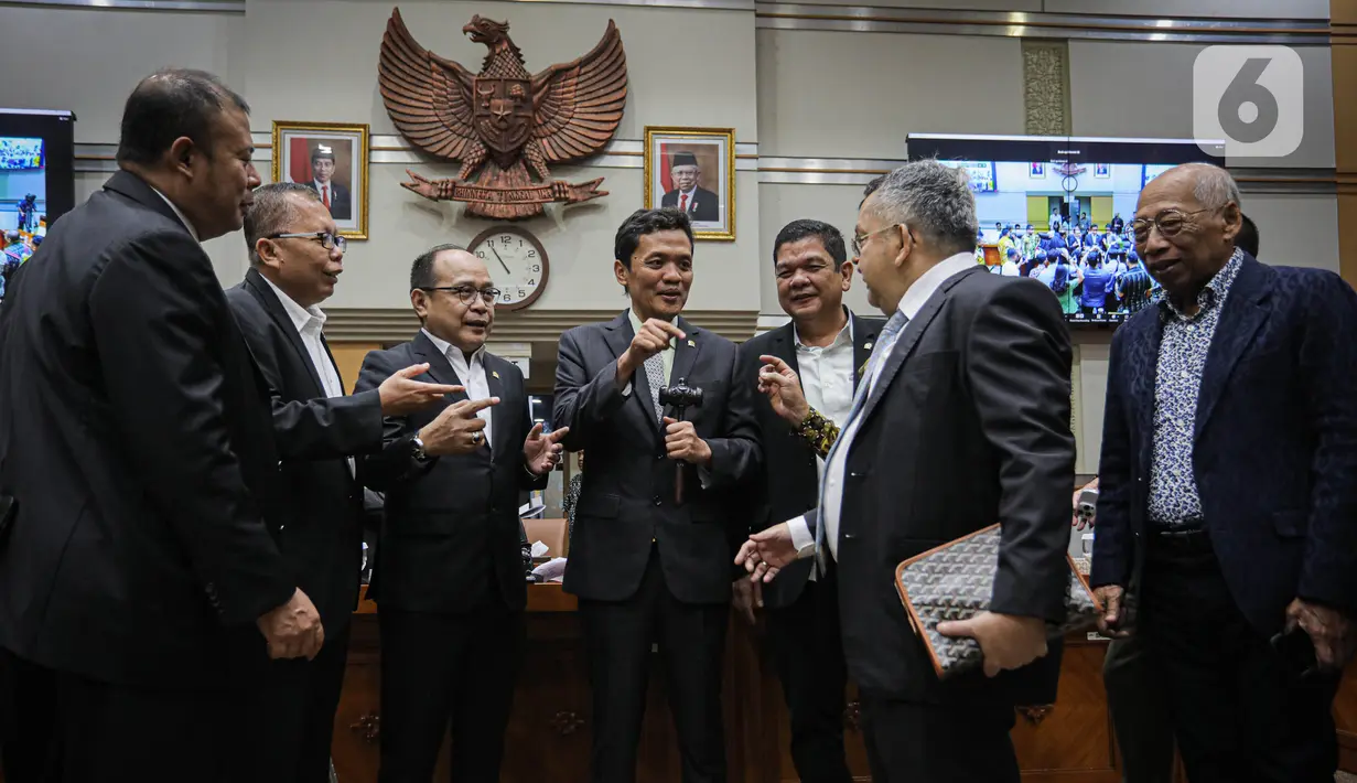 Pelantikan yang dipimpin oleh Wakil Ketua DPR Sufmi Dasco Ahmad tersebut dilakukan di ruang rapat Komisi III DPR. (Liputan6.com/Faizal Fanani)