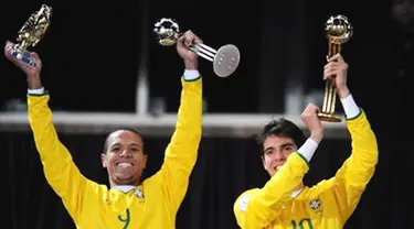 Gelandang Brasil, Kaka berpose dengan &quot;bola emas&quot;, bersama dengan striker Brasil, Luis Fabiano yang berhak atas gelar &quot;sepatu emas&quot; setelah final Piala Konfederasi antara AS vs Brasil pada 28 Juni 2009 di Ellis Park, Johannesburg. AFP 