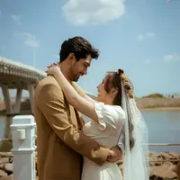 Prilly Latuconsina mengenakan gaun putih yang bisa jadi inspirasi wedding gown simple tapi tetap stunning di video musik Dear Love