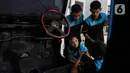Pelajar SMK Negeri 26 Jakarta melakukan pengecekan instalasi part konversi mobil listrik di Bengkel Otomotif SMKN 26, Jakarta, Rabu (13/5/2023). (merdeka.com/Imam Buhori)