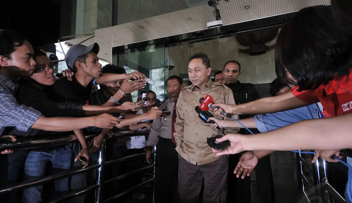 Menteri Kehutanan Zulkifli Hasan mendatangi gedung Komisi Pemberantasan Korupsi (KPK), Jakarta, Selasa (24/6/14). (Liputan6.com/Johan Tallo)