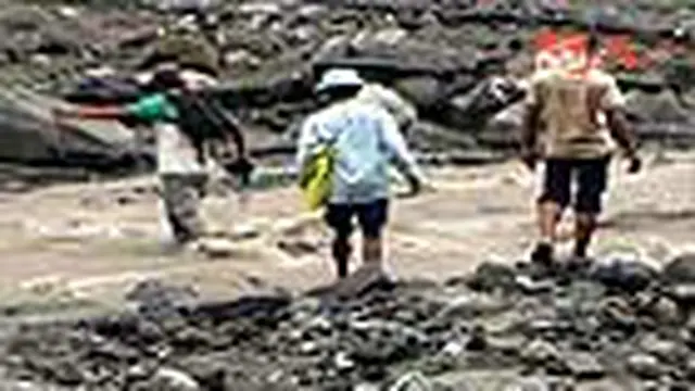 Warga Nekat Seberangi Arus Lahar Dingin