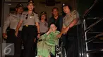 Ketua Yayasan Kesehatan Sumber Waras Kartini Muljadi (berkursi roda) usai diperiksa KPK, Jakarta, Selasa (19/4). KPK memanggil Kartini Muljadi terkait penyelidikan dugaan korupsi pembelian lahan RS Sumber Waras Jakarta. (Liputan6.com/Helmi Afandi)