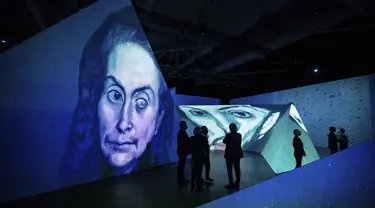 Siluet orang-orang saat menghadiri pratinjau pameran imersif Imagine Picasso di mana lebih dari 200 karya Pablo Picasso diproyeksikan di layar dan struktur tiga dimensi, di Vancouver, British Columbia, Selasa (26/10/2021) Pameran dibuka Rabu dan berlangsung hingga 8 Januari 2022. (Darryl Dyck/The Ca
