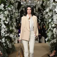 Kendall Jenner, belum lama ini menuai protes lantaran membintangi sebuah produk minuman bersoda. Kehidupan media sosial pun tiba-tiba menjadi ramai mengomentari iklan tersebut. (AFP/Bintang.com)