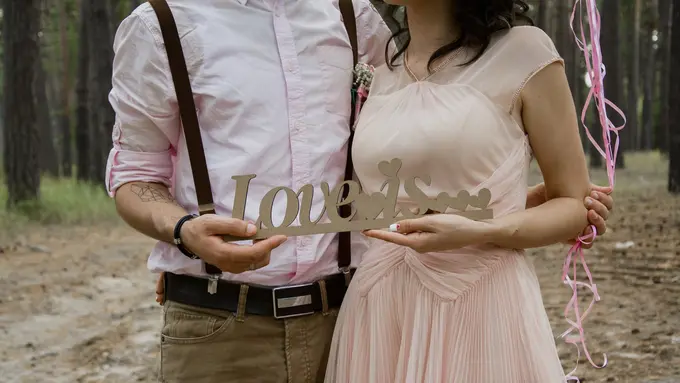 [Bintang] Editor Says: Ketika Menikah Jadi Ajang Perlombaan