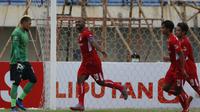 Selebrasi bek Persik Kediri, Andri Ibo (kedua dari kiri) usai mencetak gol kedua timnya ke gawang Madura United lewat eksekusi penalti dalam laga Grup C Piala Menpora 2021 di Stadion Si Jalak Harupat, Bandung, Sabtu (3/4/2021). Persik menang 2-1 atas Madu