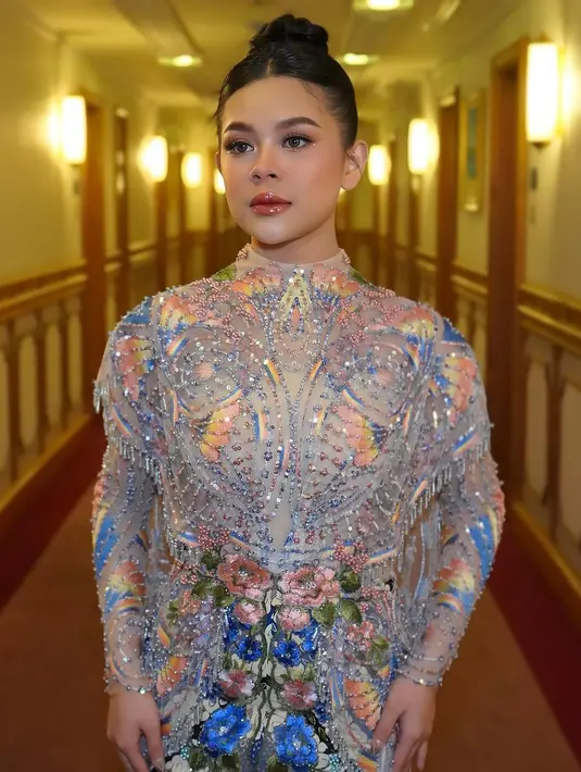 Penampilannya yang begitu glamor dan berkilau turut mencuri atensi netizen. Sebelum tampil, Melly mengenakan dress etnik rancangan @anazofficial.