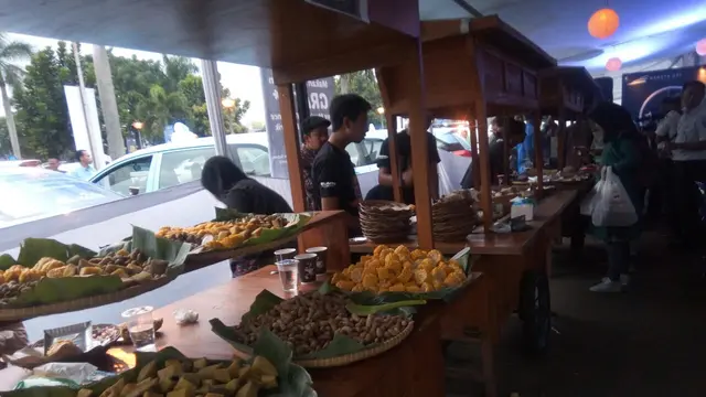 PT Kereta Api Indonesia menghadirkan angkringan kepada pelanggannya dalam kegiatan bertajuk Angkringan on Station