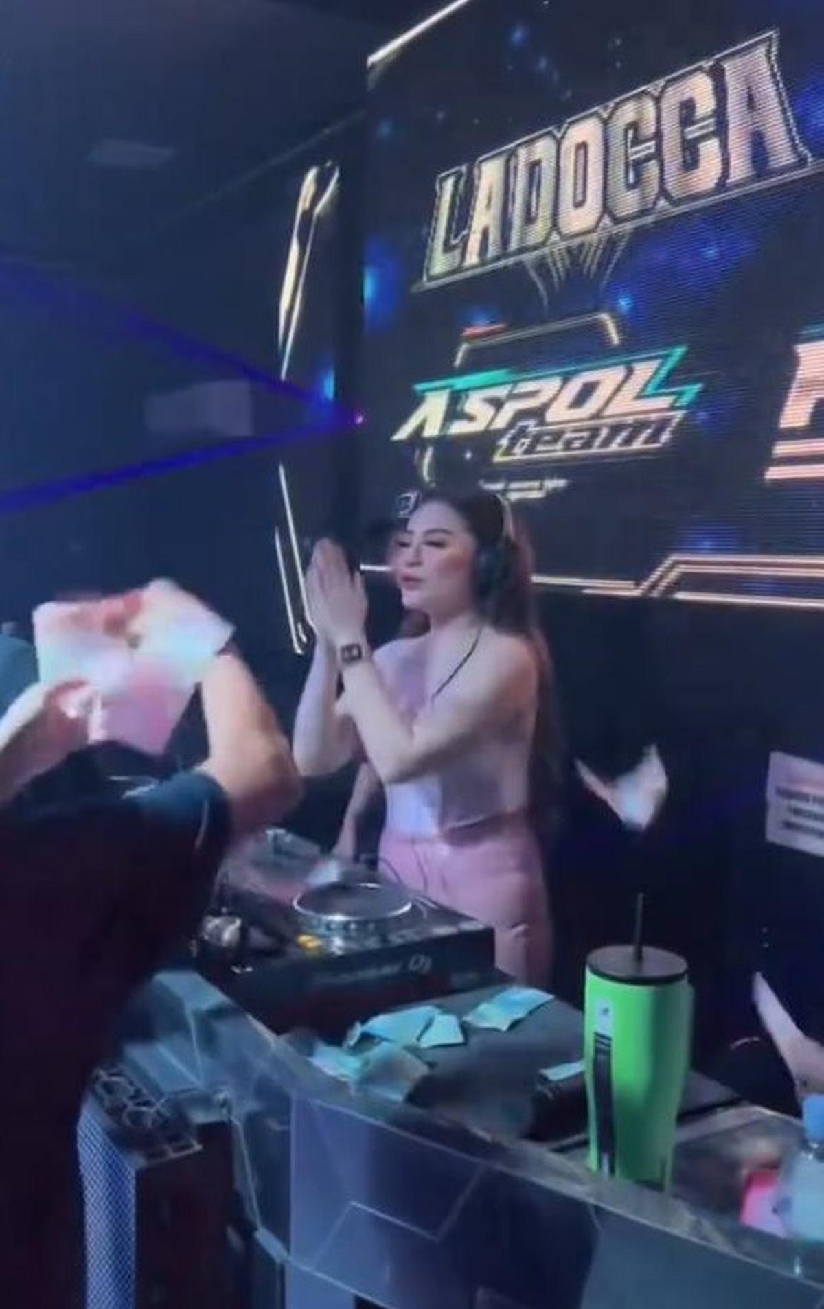 Fenomena Artis Disawer Ratusan Juta, Apresiasi Positif atau Bentuk Pelecehan?