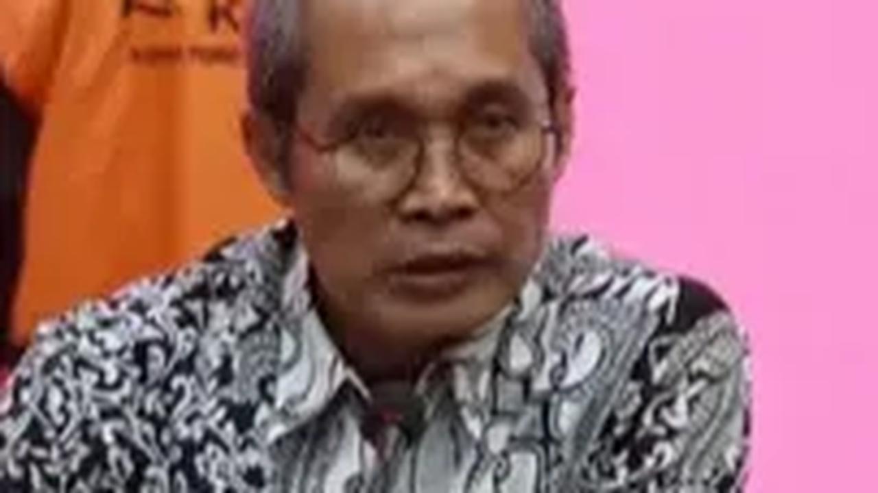 Wakil Ketua KPK Alexander Marwata menyebut, Andi diduga telah menerima gratifikasi selama menjabat sebagai pegawai di Bea Cukai sebesar Rp28 miliar. Uang gratifikasi ini digunakan Andhi untuk kepentingan pribadi dan keluarganya.
