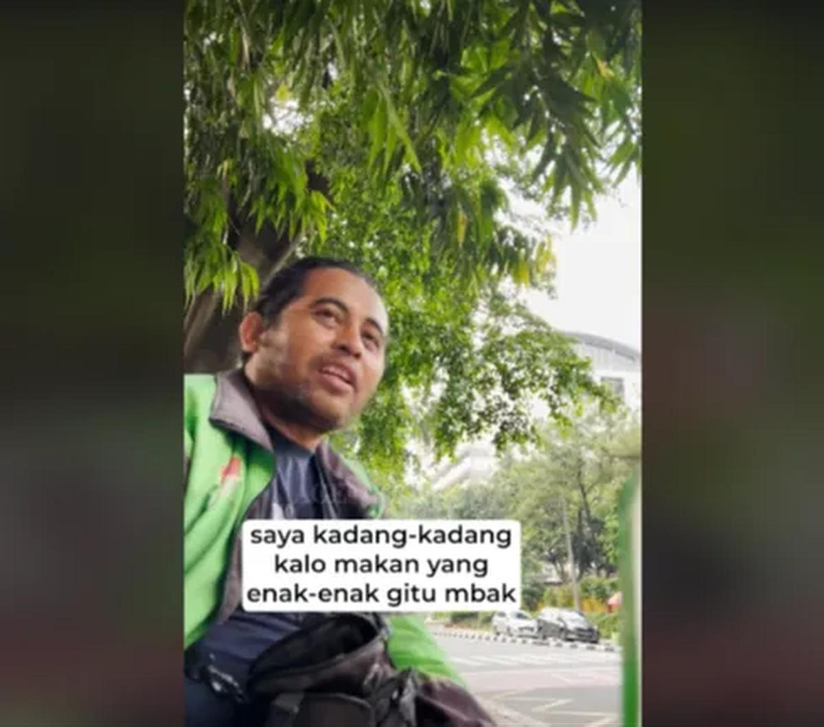 Namun, saat melihat isi makanan yang ada dalam kotak, driver ojol ini langsung mengurungkan niat. "Saya kalau makan begini nih mbak saya suka nggak bisa. Bukannya saya menolak rezeki, saya ingat anak saya," ujar driver ojol ini.<br>