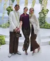 Saat menghadiri akad nikah, Yuki Kato memilih mengenakan kebaya modern warna maroon dengan model semi transparan di bagian pundak. [@yukikt]