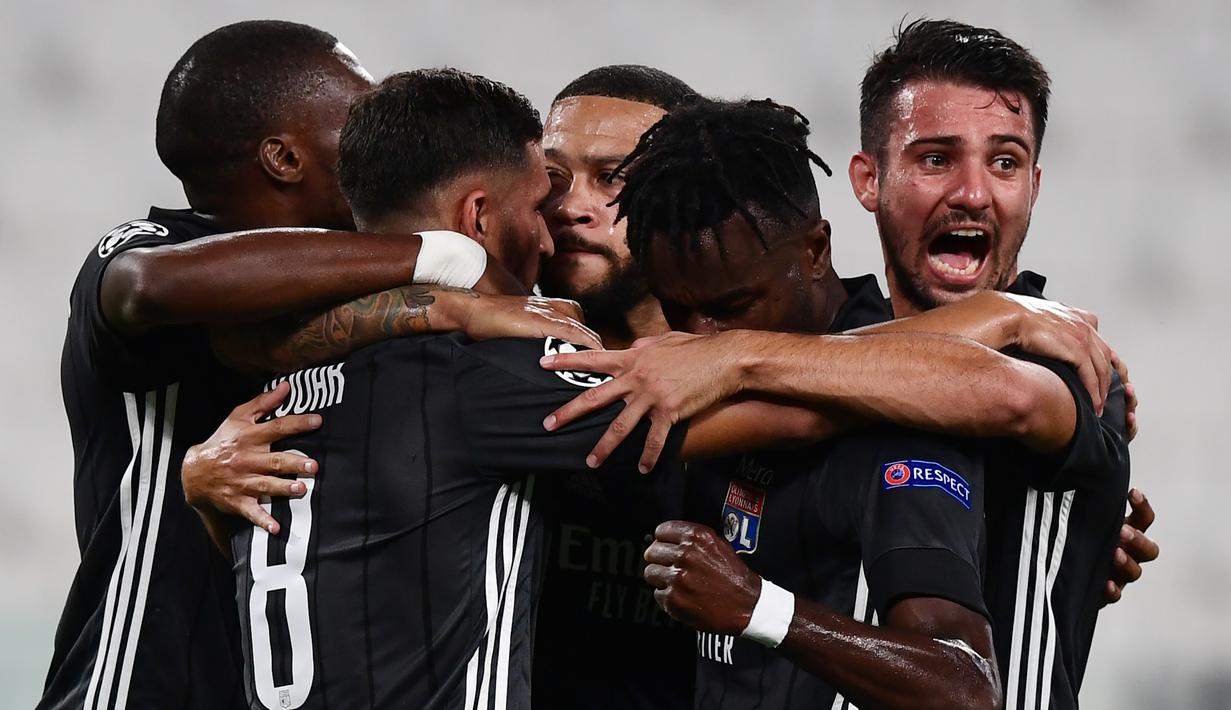 Pemain Olympique Lyon merayakan kemenangan agregat dari Juventus pada laga leg kedua Liga Champions 2019/2020 di Stadion Allianz, Sabtu (8/8/2020) dini hari WIB. Juventus kalah agregat 2-2 atas Olympique Lyon. (AFP/Miguel Medina)
