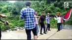 Penduduk desa dan orang-orang yang merayakan festival Hindu di India terpaksa menyeberangi sungai yang banjir dengan tali.