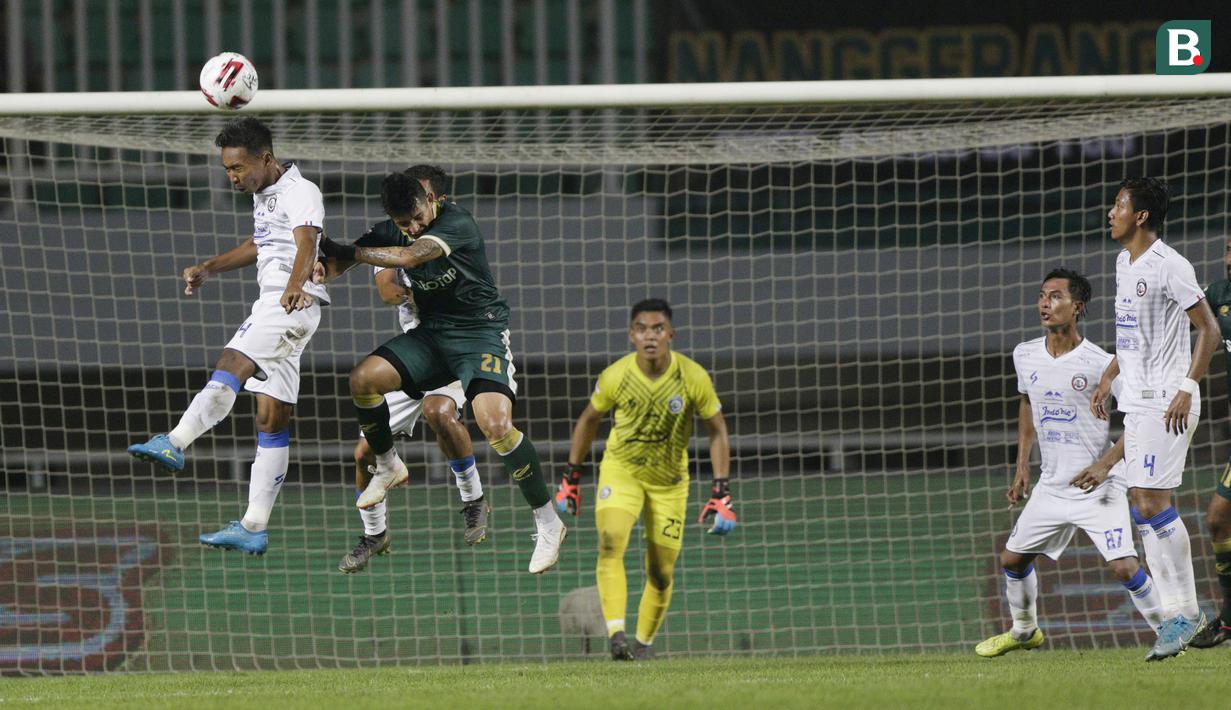 Bek Arema FC, Nur Diansyah, menyundul bola saat melawan Tira Persikabo pada laga Shopee Liga 1 di Stadion Pakansari, Bogor, Senin, (2/3/2020). Tira Persikabo takluk 0-2 dari Arema FC. (Bola.com/M Iqbal Ichsan)