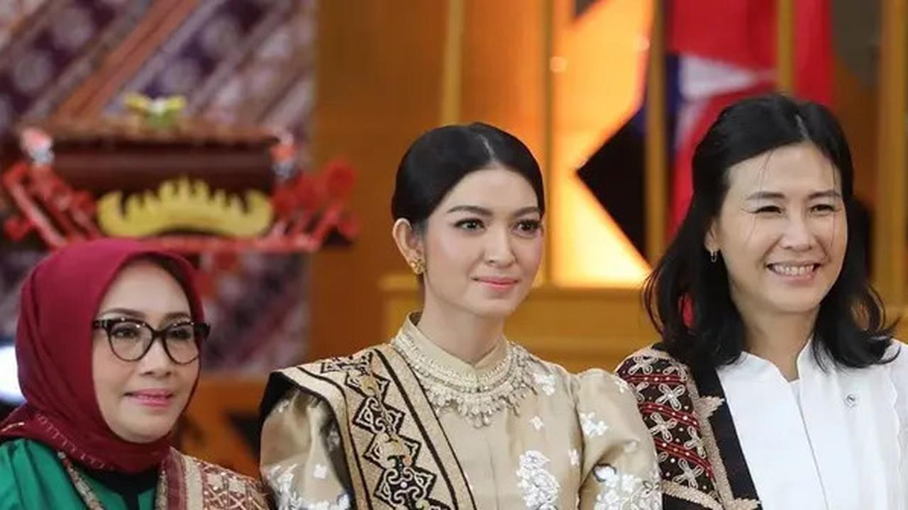 Potret Selvi Ananda Tampil Menawan Bergaya Serba Emas di Acara Amal