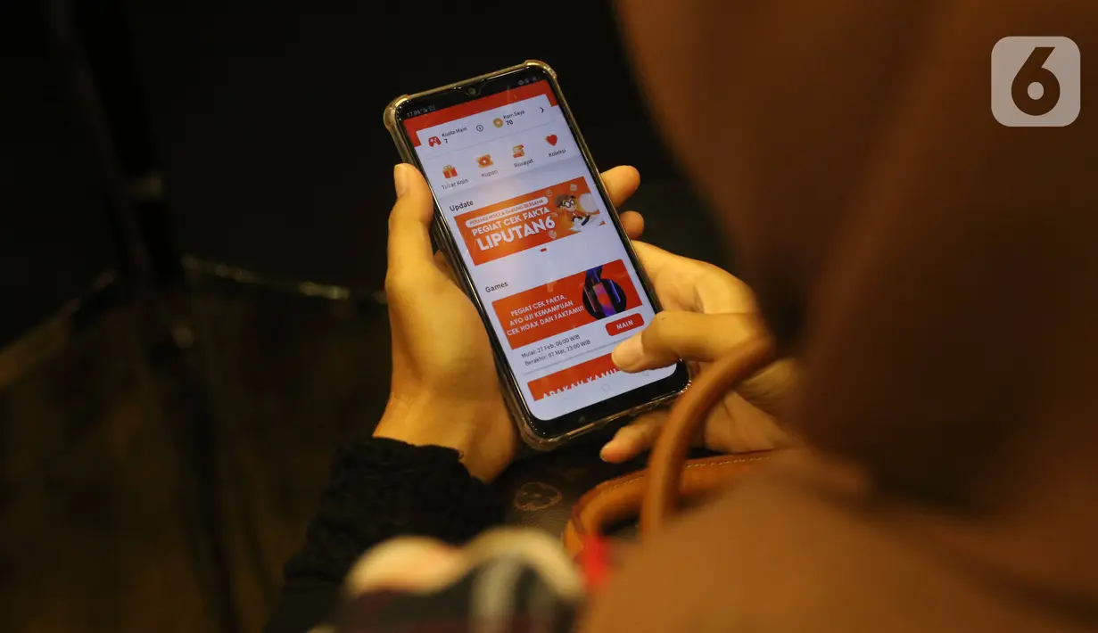 Peserta melihat tampilan aplikasi Liputan6.com saat mengikuti kegiatan fun gathering pegiat cek fakta Jakarta, di SCTV Tower, Jakarta, Kamis (27/2). (Liputan6.com/Angga Yuniar)