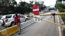 Petugas TransJakarta menjaga jalur busway dikawasan Pramuka, Jakarta, Minggu (12/6/2016). Pemprov DKI Jakarta akan melakukan sterilisasi jalur Trans Jakarta mulai Senin nanti (13/6). (Liputan6.com/Faizal Fanani)