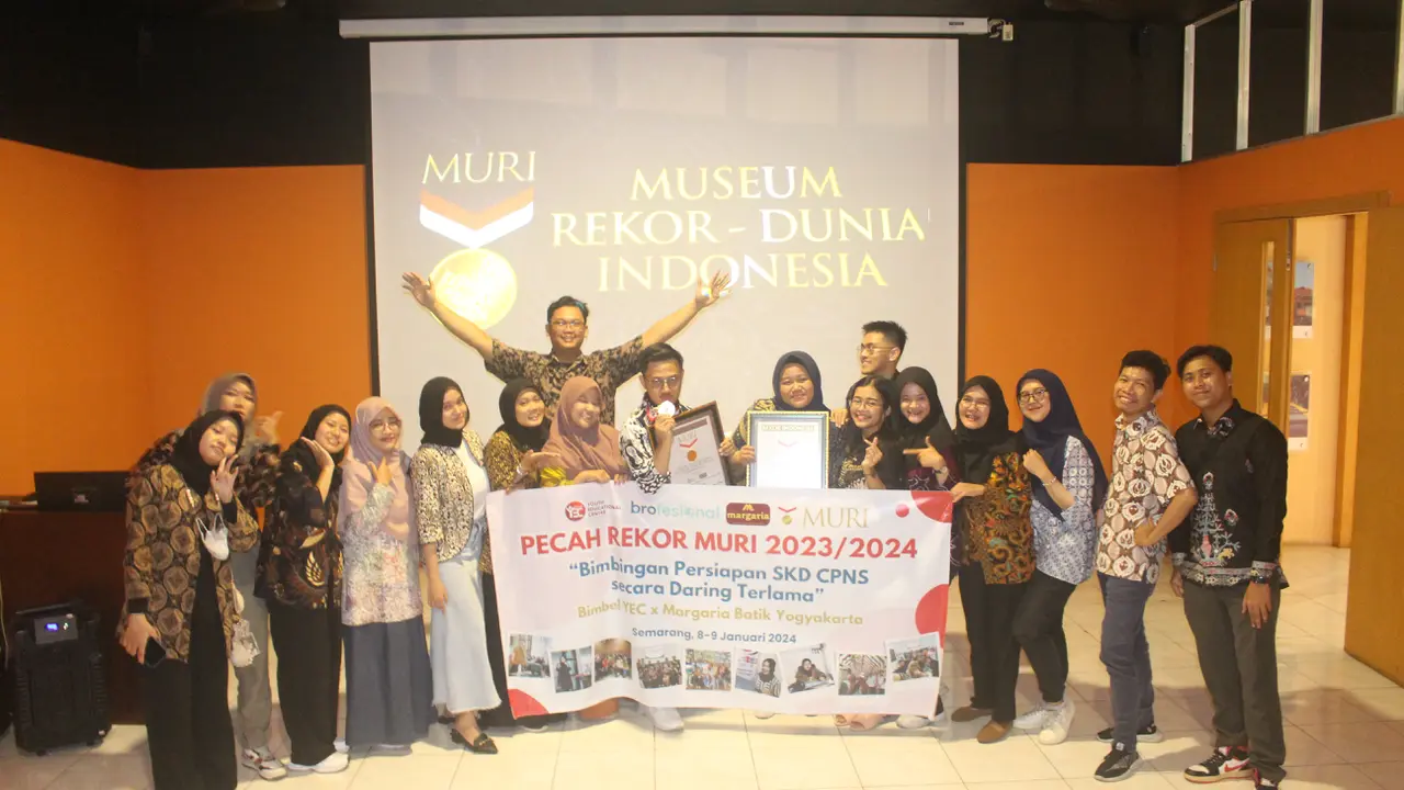 Penyerahan piagam rekor MURI kepada Youth Educational Centre (YEC). (Liputan6.com/ ist)
