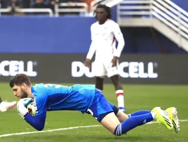 Maarten Paes, calon kiper naturalisasi Indonesia, tampil apik saat dimainkan FC Dallas saat melawan Inter Miami pada laga uji coba di Cotton Bowl, Dallas, Selasa (23/1/2024). (Getty Images/AFP/Carmen Mandato)