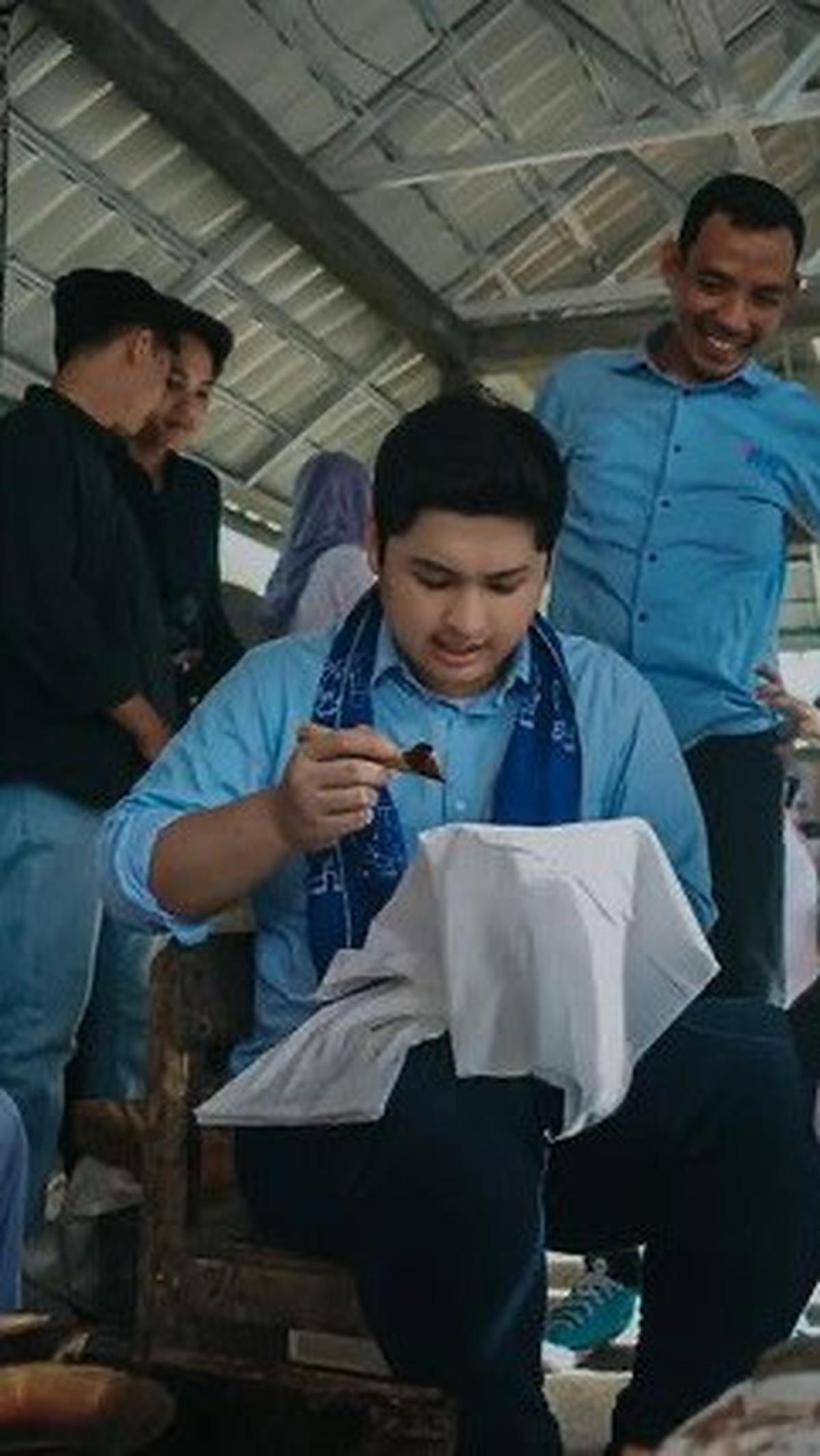 Di dunia maya Rizki punya dua akun Instagram. Akun Instagram pribadi ia gunakan untuk berinteraksi dengan orang terdekat. Satu akun Instagram lain berisi momen kegiatan dirinya selama menjabat sebagai DPR RI.
