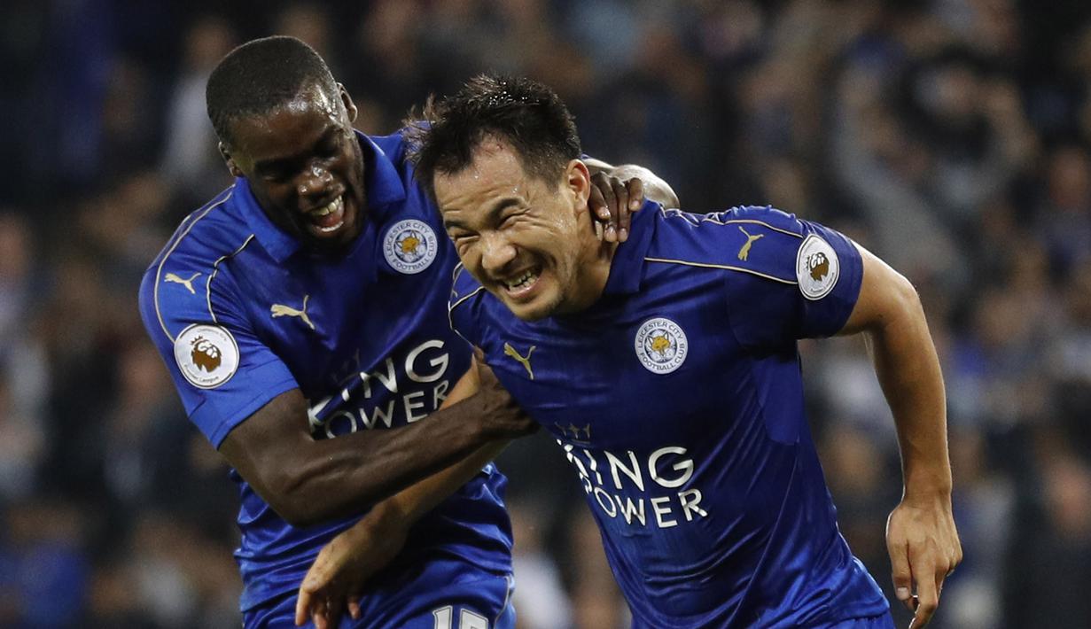 Ekspresi kegembiraan Shinji Okazaki (kanan) usai mencetak gol ke gawang Chelsea pada putaran ketiga Piala Liga Inggris di Stadion King Power, (21/9/2016) dini hari WIB. (Reuters/Darren Staples)