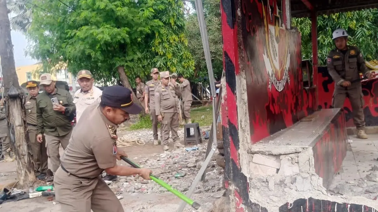 Satpol PP Kota Depok menertibkan bangunan liar dan eks posko ormas di lahan fasus fasum GDC, Depok.