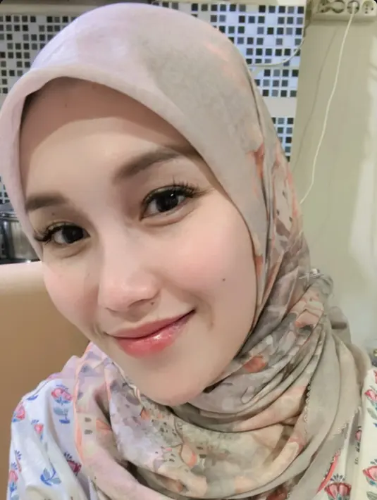 Penampilan Ayu saat bulan ramadhan makin menawan saat mengenakan hijab. Tak sedikit netizen mendoakan Ayu dan Fardhana sampai ke pelaminan. (Liputan6.com/IG/@mom_ayting92_)