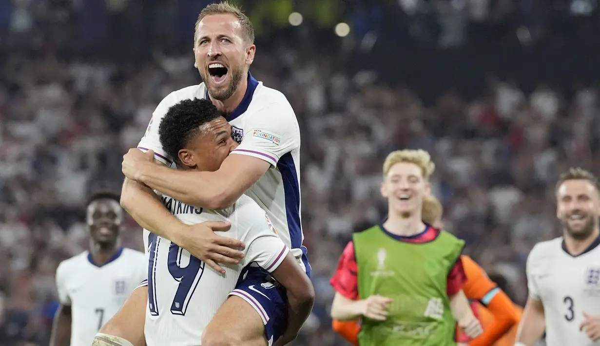 Timnas Inggris memastikan lolos ke final Euro 2024 setelah secara dramatis menang 2-1 atas Belanda dalam laga semifinal di Westfalenstadion, Dortmund, Jerman, Kamis (11/7/2024) dini hari WIB. Ollie Watkins menjadi pahlawan Three Lions dengan mencetak gol kemenangan pada menit ke-90 setelah sebelumnya Belanda unggul terlebih dahulu lewat gol Xavi Simons pada menit ke-7 yang berhasil disetarakan via eksekusi penalti Harry Kane pada menit ke-18. (AP Photo/Martin Meissner)