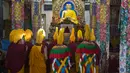 Sejumlah Biksu Tibet melakukan sebuah upacara khusus untuk menyambut Tahun Baru mereka yang disebut Losar di Dharmsala, India (16/2). (AP/Ashwini Bhatia)