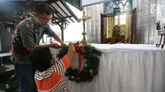 Umat kristen dan pengurus menata dekorasi di Gereja Katedral, Jakarta, Sabtu (23/12). Jelang perayaan natal Gereja Katedral mulai bebenah dan dipercantik untuk keperluan ibadah natal. (Liputan6.com/Angga Yuniar)