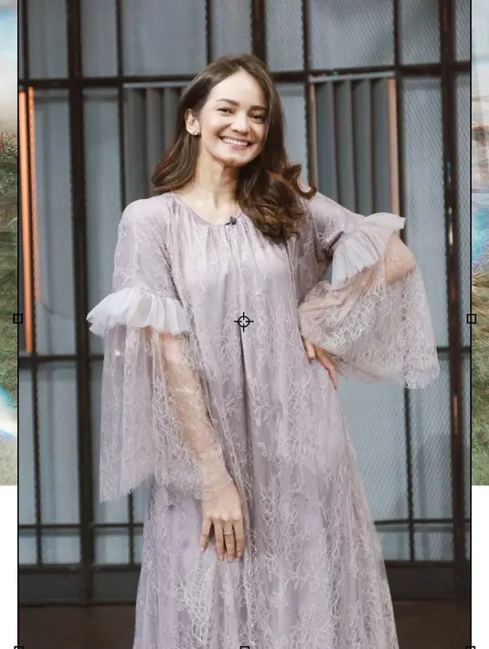 Baju lebaran dengan model midi dress dan berkain brukat ini memiliki detail ruffle pada lengan baju sangat cocok untuk ikut serta dalam merayakan hari yang suci. (instagram/enzystoria)