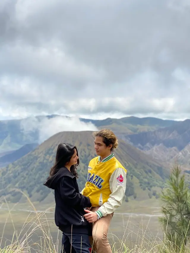6 Momen Liburan Dul Jaelani dan Tissa Biani di Bromo, Romantis