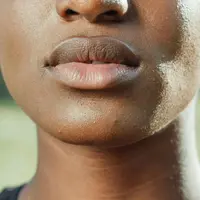 Untuk menyamarkan perbedaan warna ini dan mendapatkan tampilan bibir yang merata, ada beberapa tips yang bisa dilakukan. Apa saja? yuk simak selengkapnya di bawah ini! [pexels/kindelmedia].