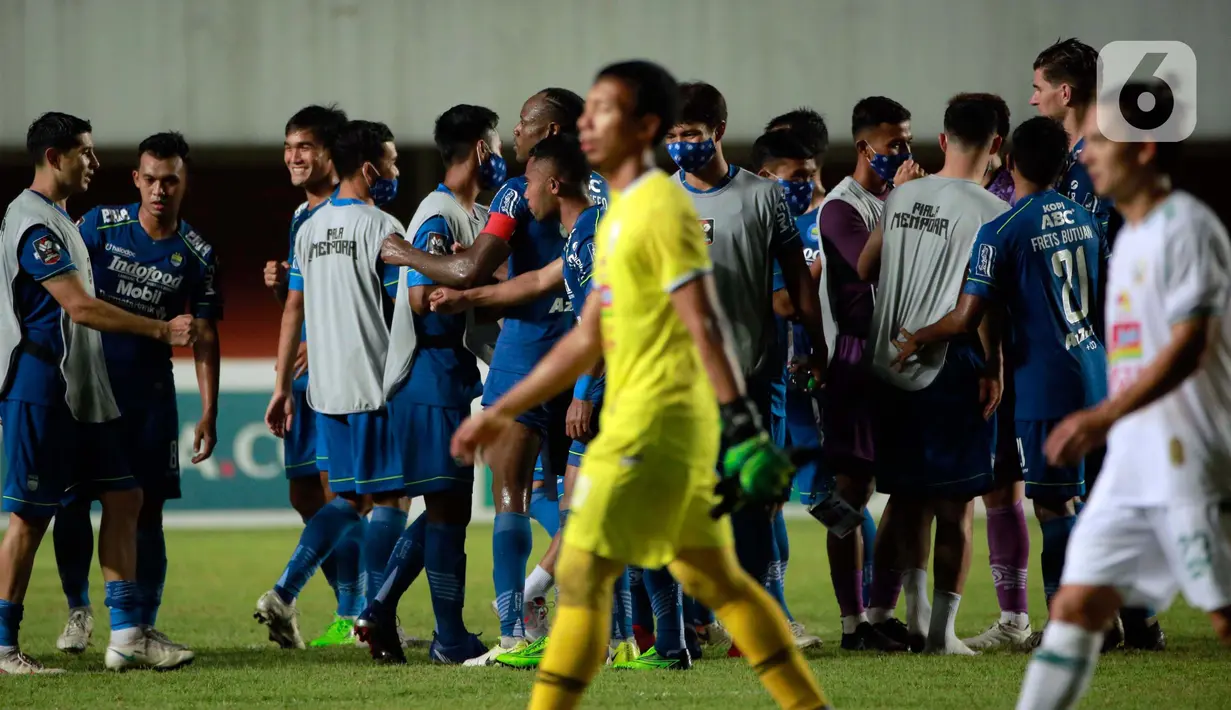 Selebrasi pemain Persib Bandung usai mengalahkan PS Sleman dalam pertandingan semifinal leg pertama Piala Menpora 2021 di Stadion Maguwoharjo, Sleman, Jumat (16/4/2021). (Bola.com/Ikhwan Yanuar)