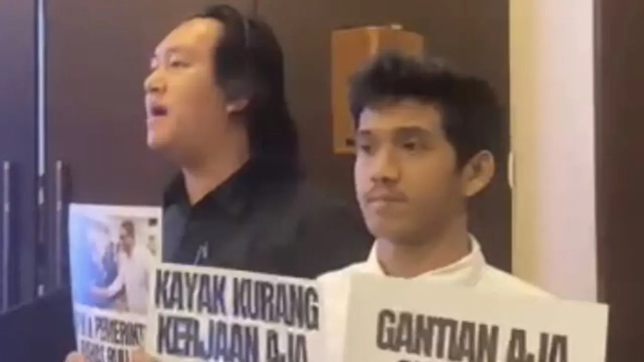 Rapat tertutup dari panitia kerja (panja) yang membahas revisi beleid TNI diinterupsi kelompok masyarakat sipil (Istimewa)