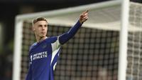 Pemain Chelsea, Cole Palmer, melakukan selebrasi setelah mencetak gol ke gawang Everton pada laga pekan ke-33 Liga Inggris di Stadion Stamford Bridge, Selasa (16/4/2024). The Blues menang enam gol tanpa balas. (AP Photo/Ian Walton)
