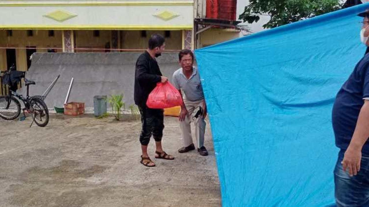 Terpidana kasus korupsi, Mubassir ditangkap oleh tim tangkap buron Kejati Sulawesi Selatan dan Sulawesi Barat, serta Kejari Pare-pare dan Mamuju di tenda pengungsian gempa Mamuju. (Foto: Liputan6.com/Abdul Rajab Umar)