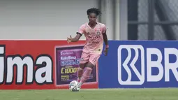 Usianya baru menginjak 16 tahun 10 bulan dan 15 hari. Ia mematahkan rekor sebelumnya atas nama sayap Persebaya Mochamad Supriadi yang berusia 17 tahun 3 bulan dan 1 hari saat laga Liga 1 2019 melawan Persija Jakarta. (Foto: Bola.com/Ikhwan Yanuar)