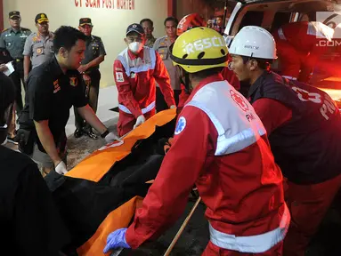 Petugas mengevakuasi kantong jenazah korban jatuhnya pesawat Lion Air JT 610 menuju ruang post mortem di RS Polri Kramat Jati, Jakarta Timur (29/10). Hingga malam ini tercatat 14 kantong jenazah dibawa ke RS Polri. (merdeka.com/Arie Basuki)