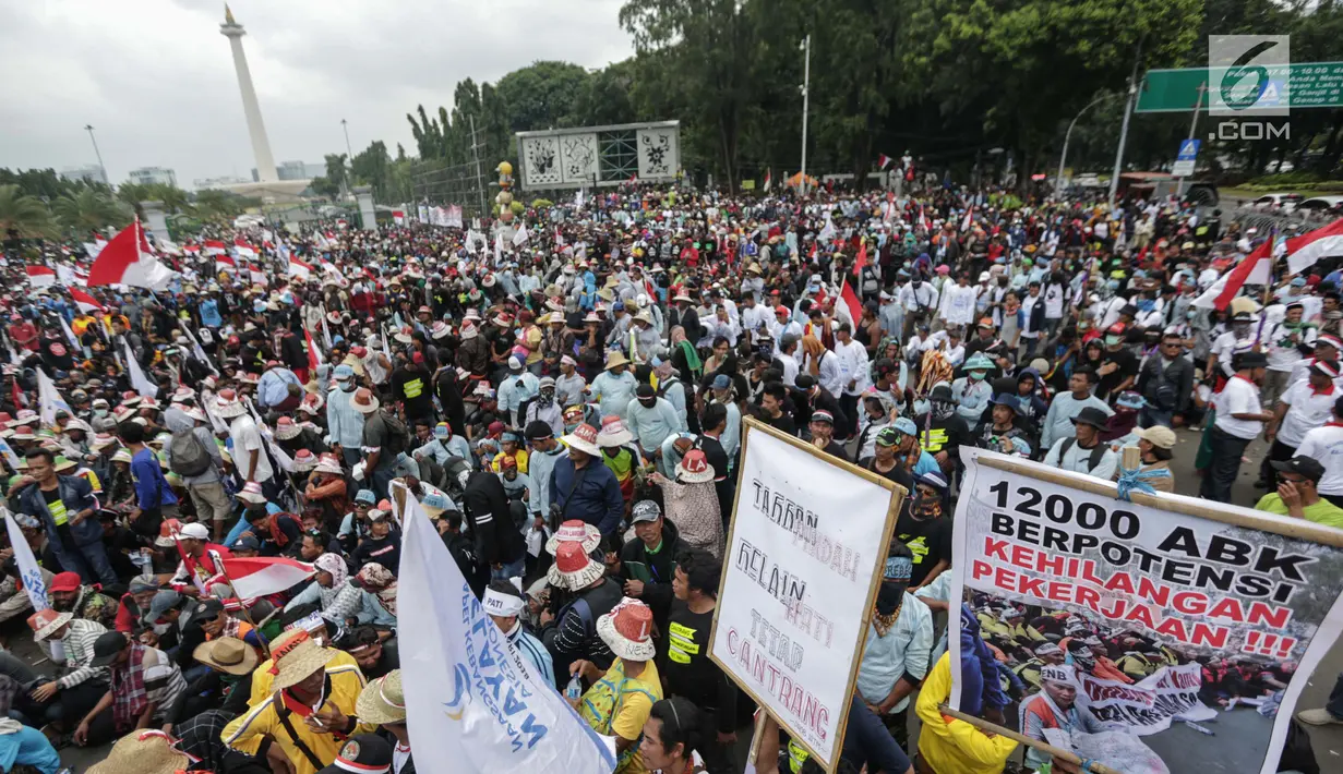 Ribuan nelayan tradisional menggelar unjuk rasa menolak larangan penggunaan cantrang di depan Istana Negara, Jakarta Pusat, Rabu (17/1). Pelarangan penggunaan cantrang dilakukan demi menjaga keberlanjutan sumber daya kelautan. (Liputan6.com/Faizal Fanani)
