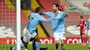 Gelandang Manchester City, Raheem Sterling (kiri) melakukan selebrasi bersama Bernardo Silva usai mencetak gol ketiga timnya ke gawang Liverpool dalam laga lanjutan Liga Inggris 2020/21 pekan ke-23 di Anfield Stadium, Minggu (7/2/2021). Manchester City menang 4-1 atas Liverpool. (AFP/Jon Super/Pool)